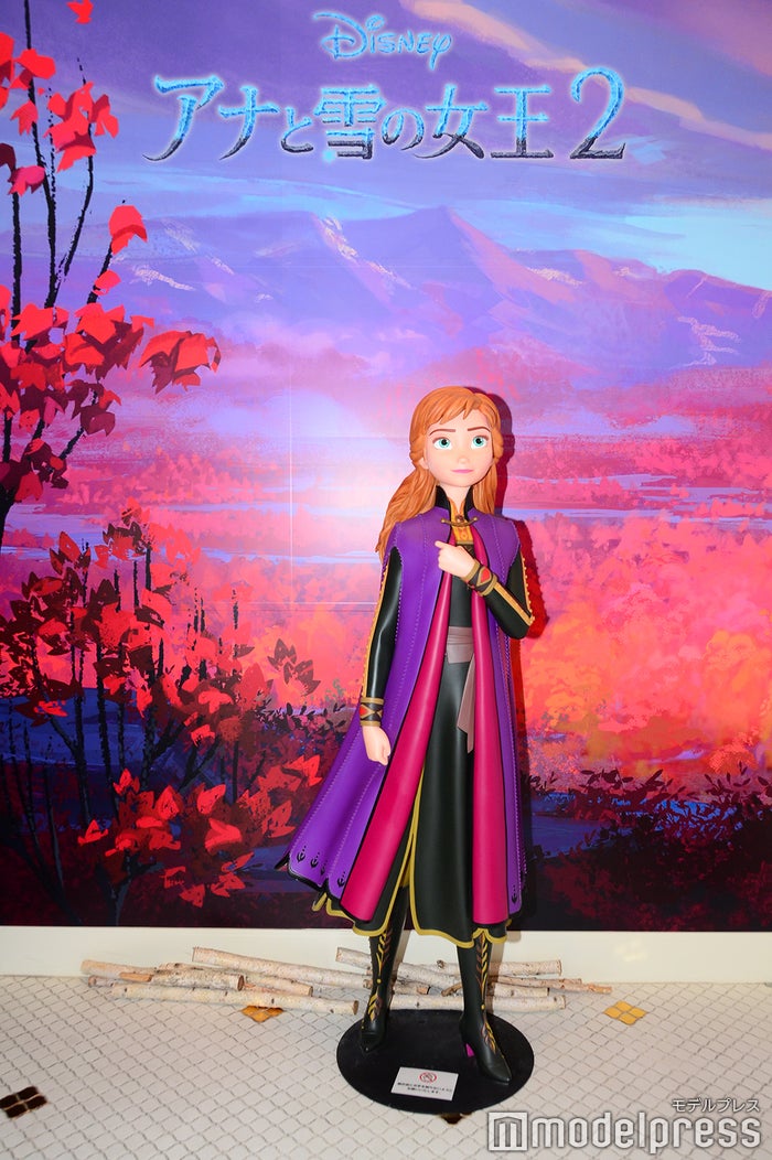 エントランスのアナのフォトスポット（C）ビューティーガール