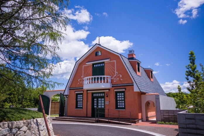 映画に出てくる「地球屋」。その前には、これも映画と同じ「ロータリー広場」もあります