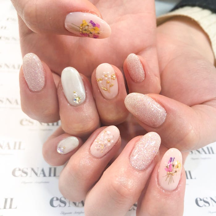 春気分を後押しする押し花×パールの花束ネイル/画像提供:esNAIL