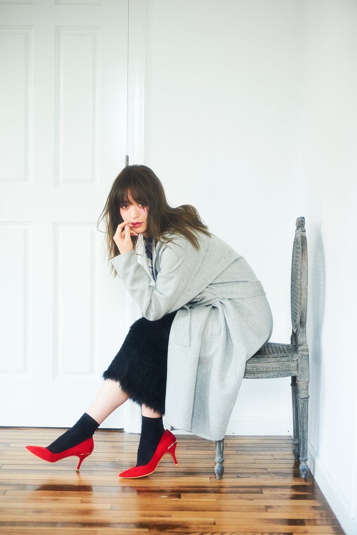 パンプス¥9,200/トランテアン ソン ドゥ モード(ヒロタ) ロングコート¥65,000/Sov.(フィルム) チェックシャツ¥35,000/AULA(ドラスティック) スカート¥8,000/RIM.ARK(バロックジャパンリミテッド) ソックス/スタイリスト私物(C)TOPLOG