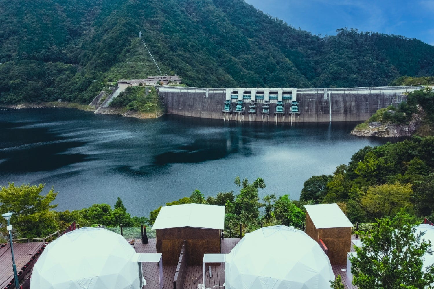 「広島ドッググランピング 温井ダムリゾート」自然溢れる空間で愛犬と非日常ステイ