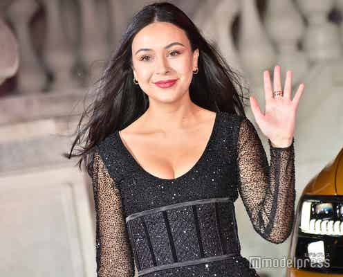 “後藤久美子の長女”エレナ・アレジ・後藤、胸元ざっくりミニドレスで美谷間&美脚披露<harper by Harper’s BAZAAR × CR Japan>