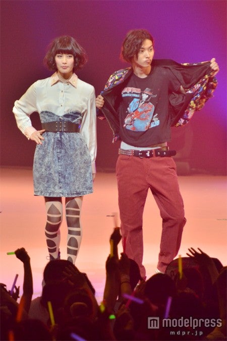 山崎賢人、橋本愛