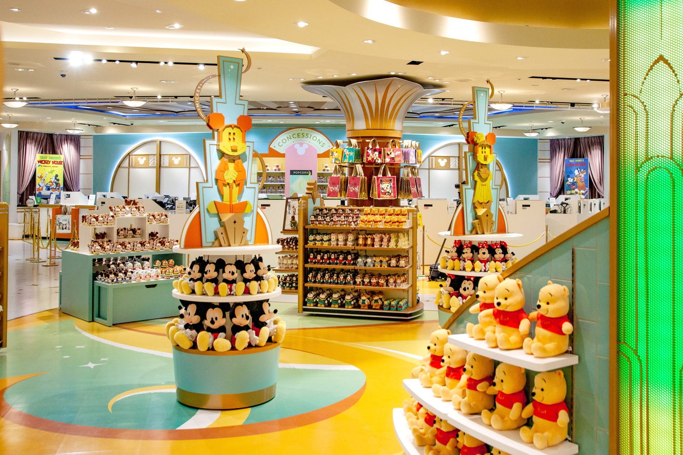 ディズニーストア 東京ディズニーリゾート店（C） Disney （C）Disney. Based on the “Winnie the Pooh” works by A.A. Milne and E.H. Shepard.