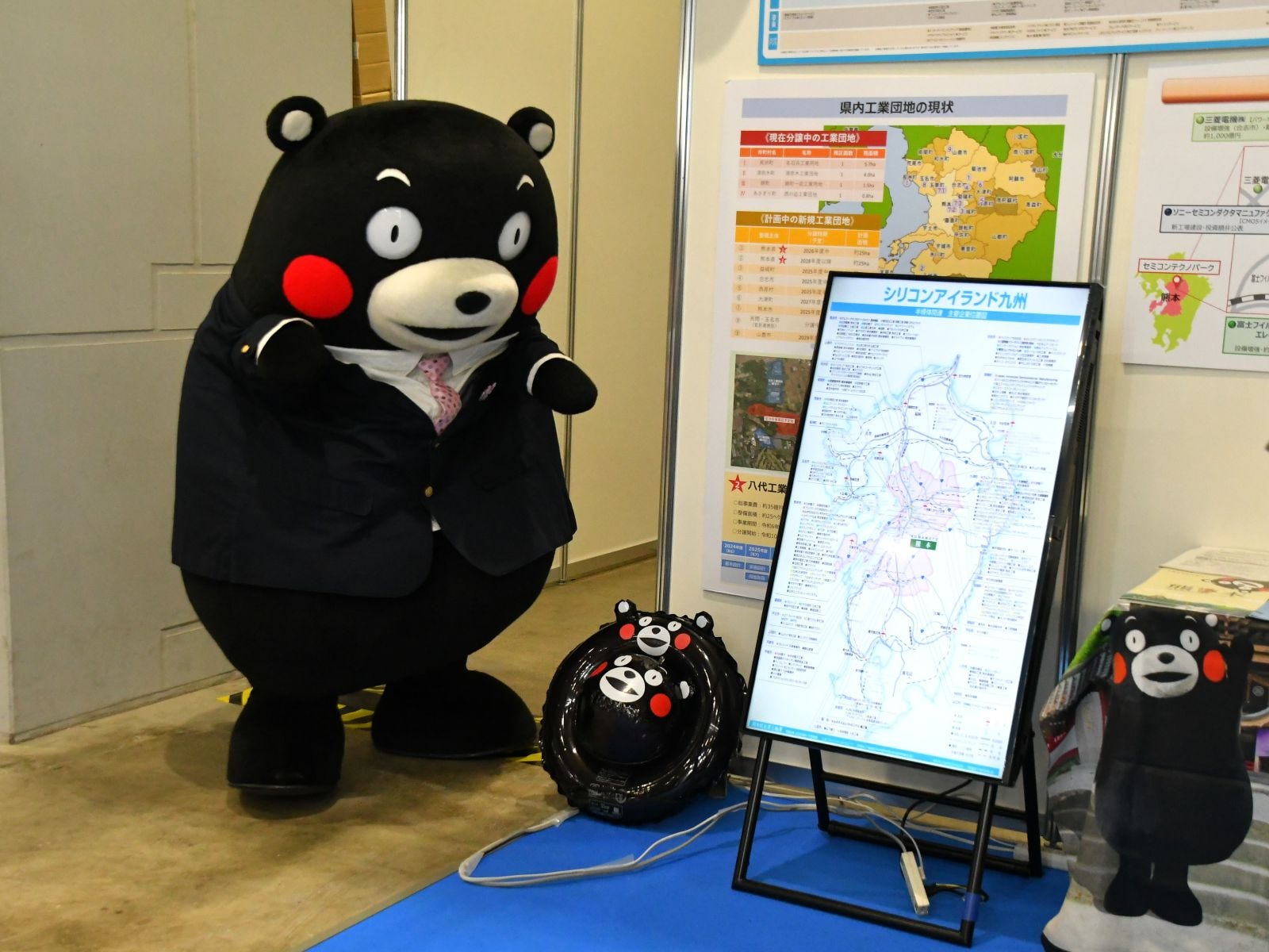 くまモンが浮き輪に！＝12月4日、東京都江東区