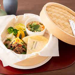 牛肉のせいろ 税込2,090円(C)日向夏/イマジカインフォス イラスト:しのとうこ