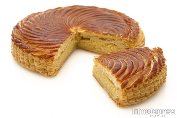 「パティスリー・サダハル・アオキ・パリ」の「ガレット デ ロワ ナチュール」¥3,700(税込)/画像提供:パティスリー・サダハル・アオキ・パリ