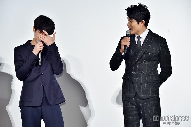 （左から）坂口健太郎、鈴木亮平