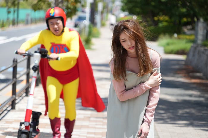 「電動キックボードマン」(左から)松尾駿、松村沙友理(C)フジテレビ