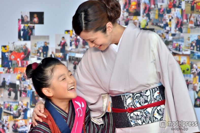 劇中では親子を演じた濱田ここね（左）と上戸彩（右）