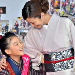 劇中では親子を演じた濱田ここね(左)と上戸彩(右)