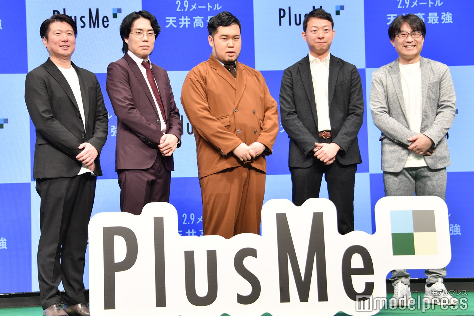 キリッとポーズを決める令和ロマン（C）モデルプレス