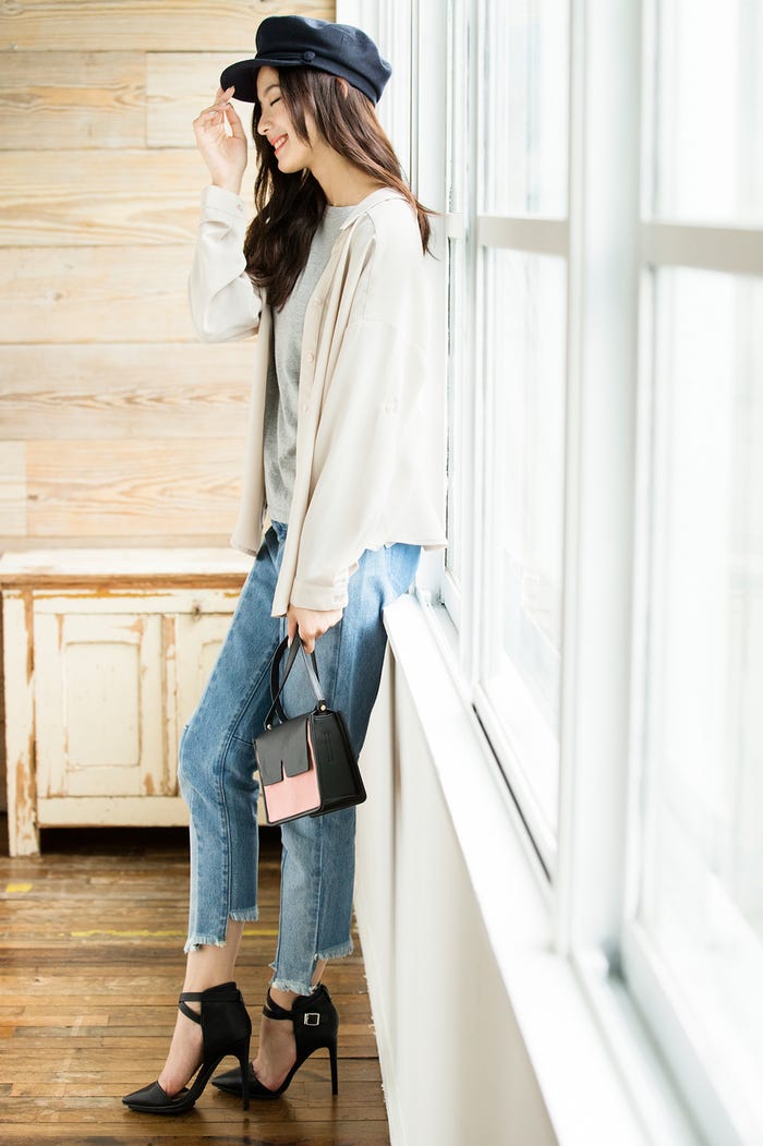 V開きシャツ¥5,900/ENVYM、グレーロングT¥990/AMERICANHOLIC(AMERICANHOLICプレスルーム)、パッチワークカットオフデニム¥8,990/OZOC、キャスケット¥5,500/グリッロ(シップス渋谷店)、ピンクハラコ×レザーポシェット¥23,000/ハシバミ、アンクルストラップパンプス¥2,790/FOREVER21(FOREVER21オンラインショップカスタマーサービス)(C)TOPLOG
