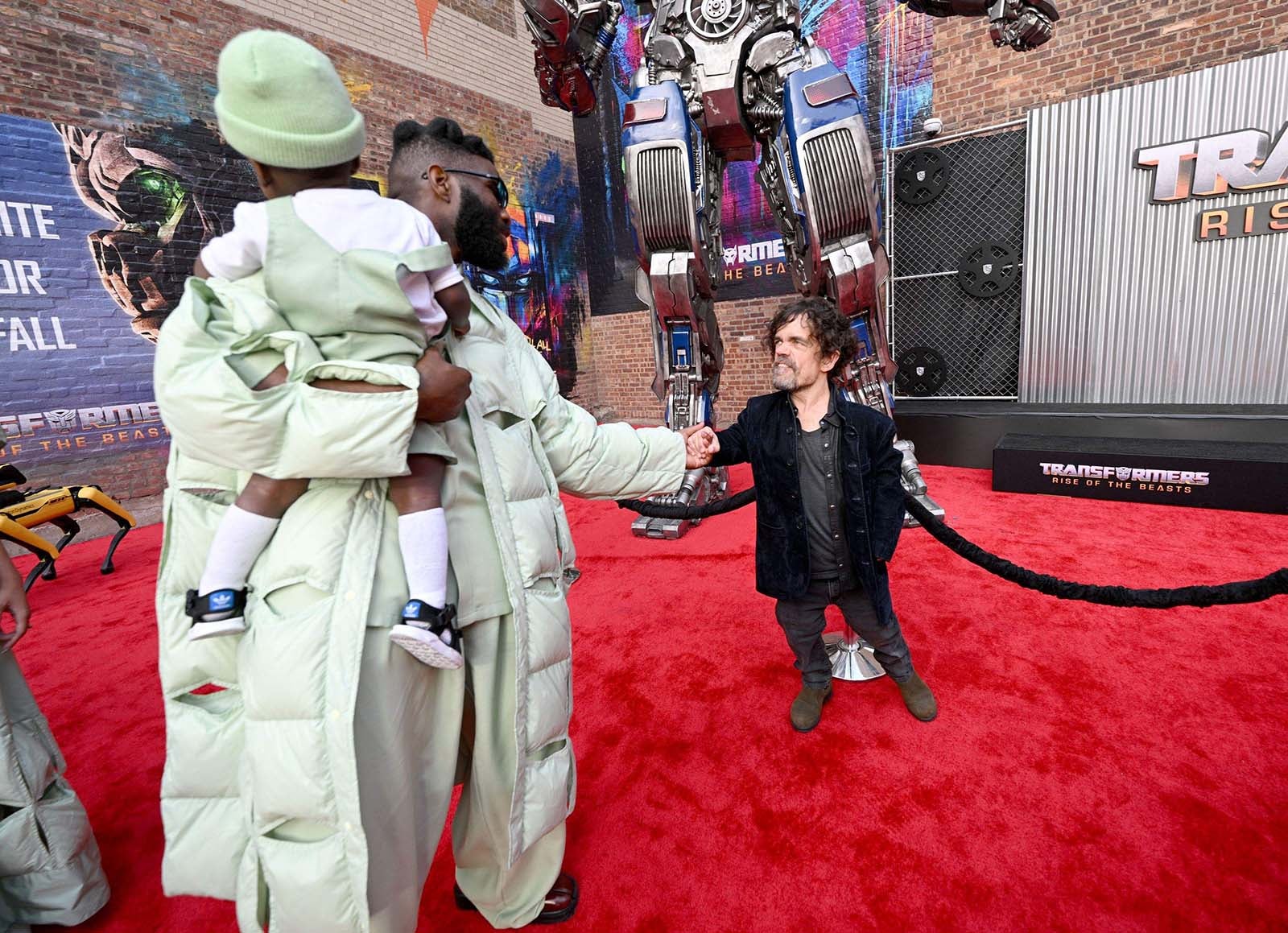 トベ＆ピーター・ディンクレイジ（提供写真）