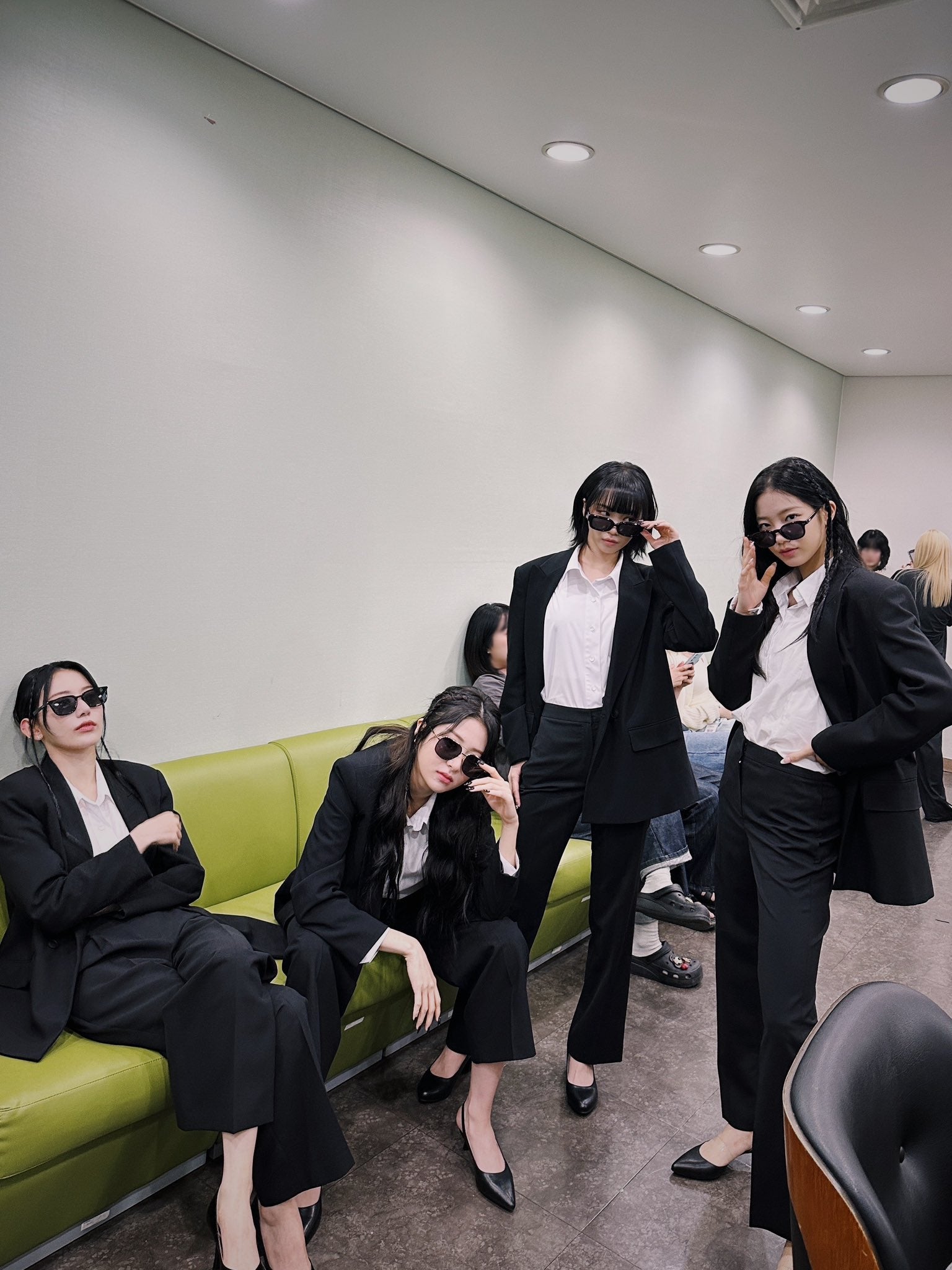 オーバーサイズバッグ LE SSERAFIM ウンチェ 画像4/10) LE SSERAFIM、“出勤ファッション”話題に 銀行長