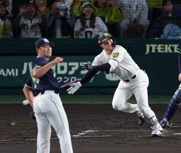 阪神・森下の4号ソロで先制 「同期の茨木が頑張っているので」と四回まで無失点のプロ初先発・茨木を援護 本塁打数はサンタナと泉口を抜いて、リーグ単独トップに