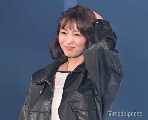 岡崎紗絵、かきあげからの笑顔に胸キュン 足元に“ポイント”<TGC 2023 S/S>