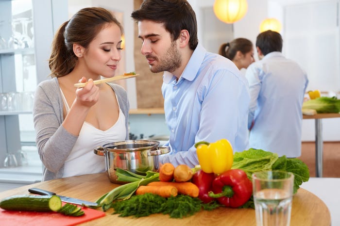 「ご苦労さま」の一言で男性の妄想は膨らむよう…(Photo by puhhha/Fotolia)