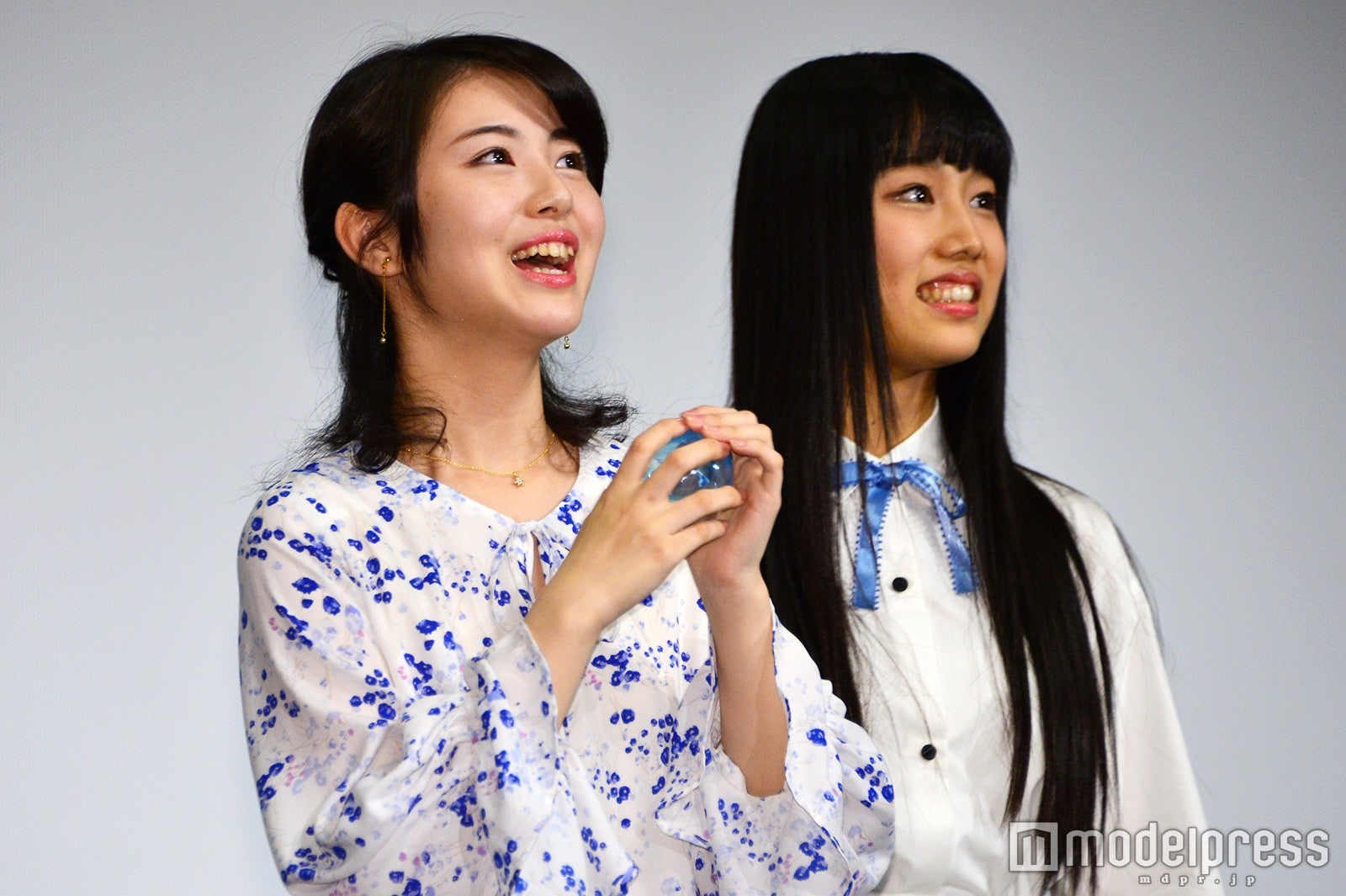 “パイ投げ”をする浜辺美波＆廣田あいか（C）モデルプレス