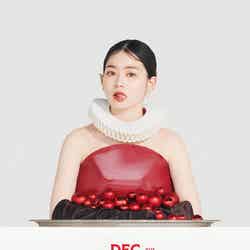 山田杏奈、12月の「クリスマスケーキ」／「山田杏奈 2023-2024年 パティスリーカレンダー」（提供写真）