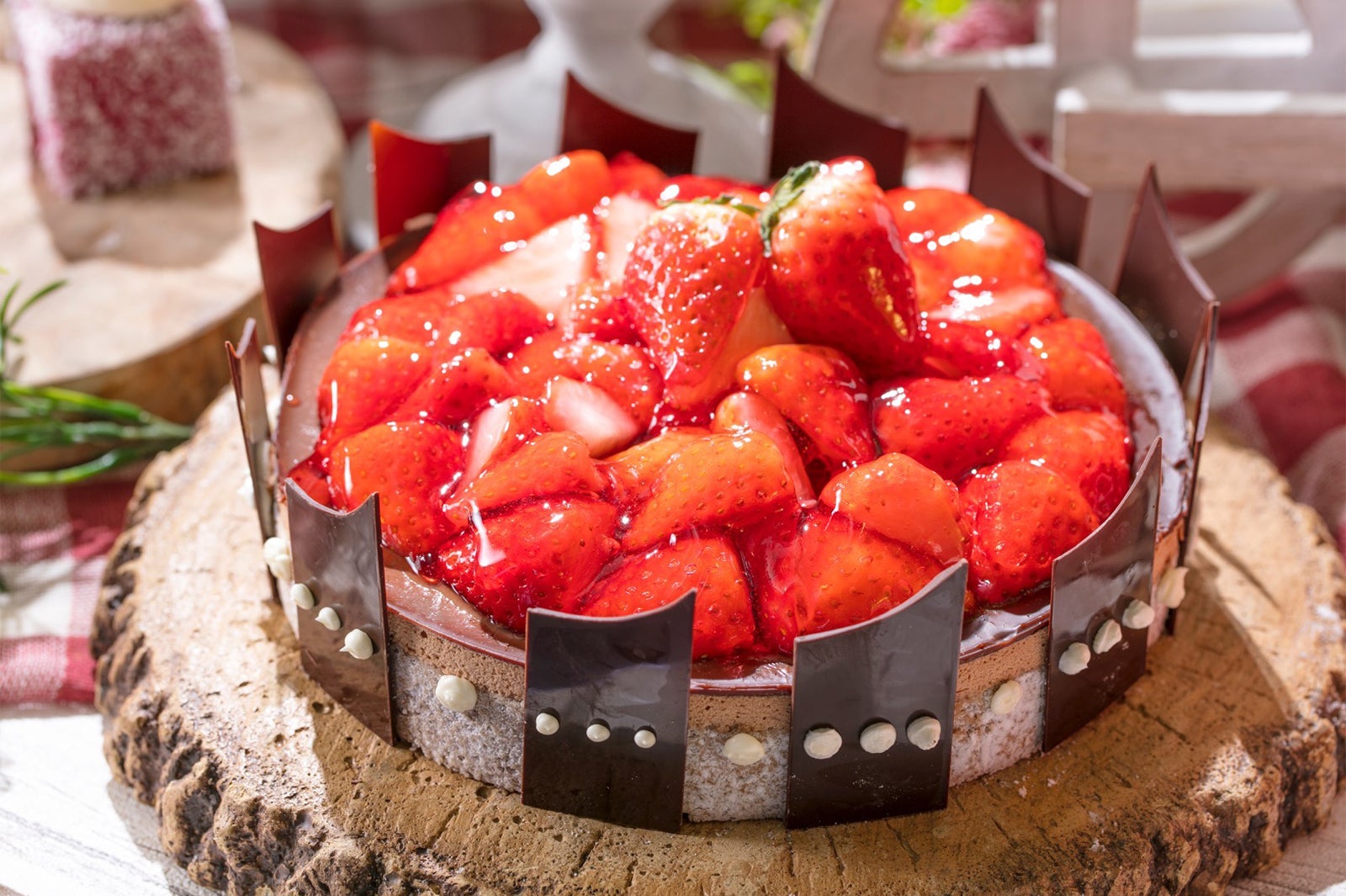 「いちごに恋するガーデンパーティー」～ストロベリーデザートブッフェ～／画像提供：ヒルトン東京お台場