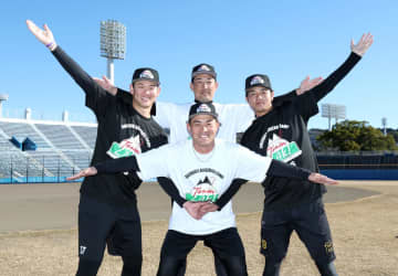 阪神 最強投手陣の強固な絆 ギニュー特戦隊をほうふつ？謎のポーズもバッチリ 自主トレ公開で垣間見えたワンシーン