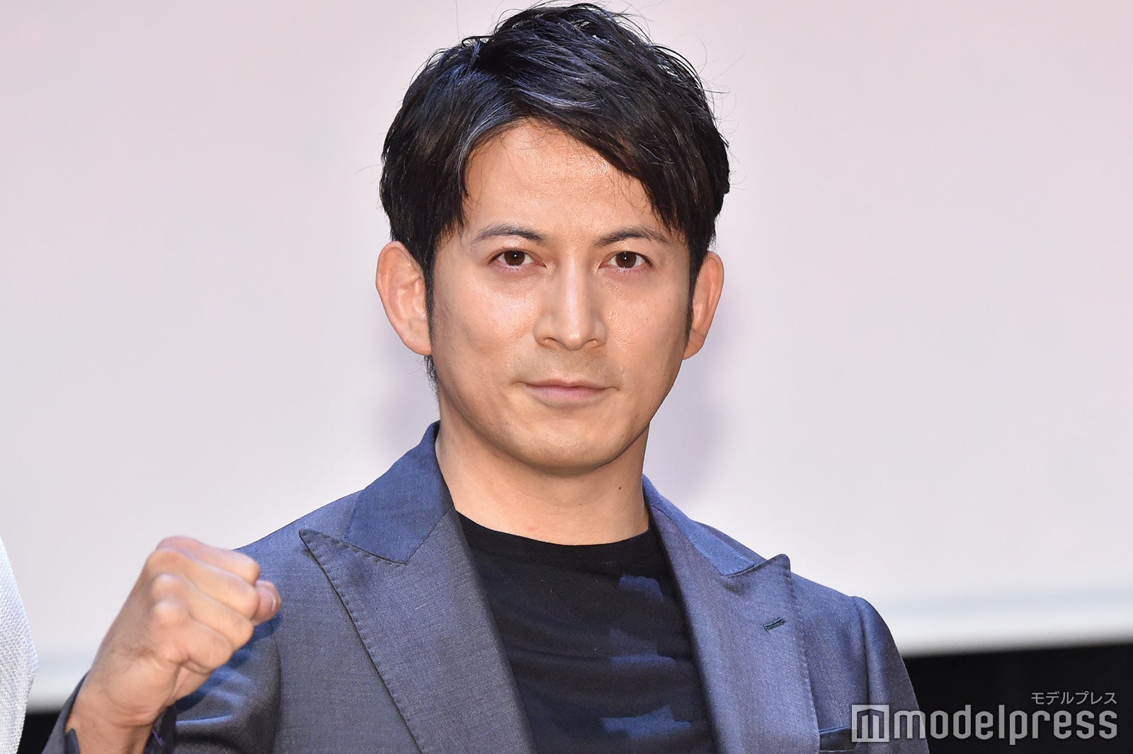 V6岡田准一、映画のPRそっちのけでフェンシングに夢中　金メダリスト相手に突きを披露＜燃えよ剣＞