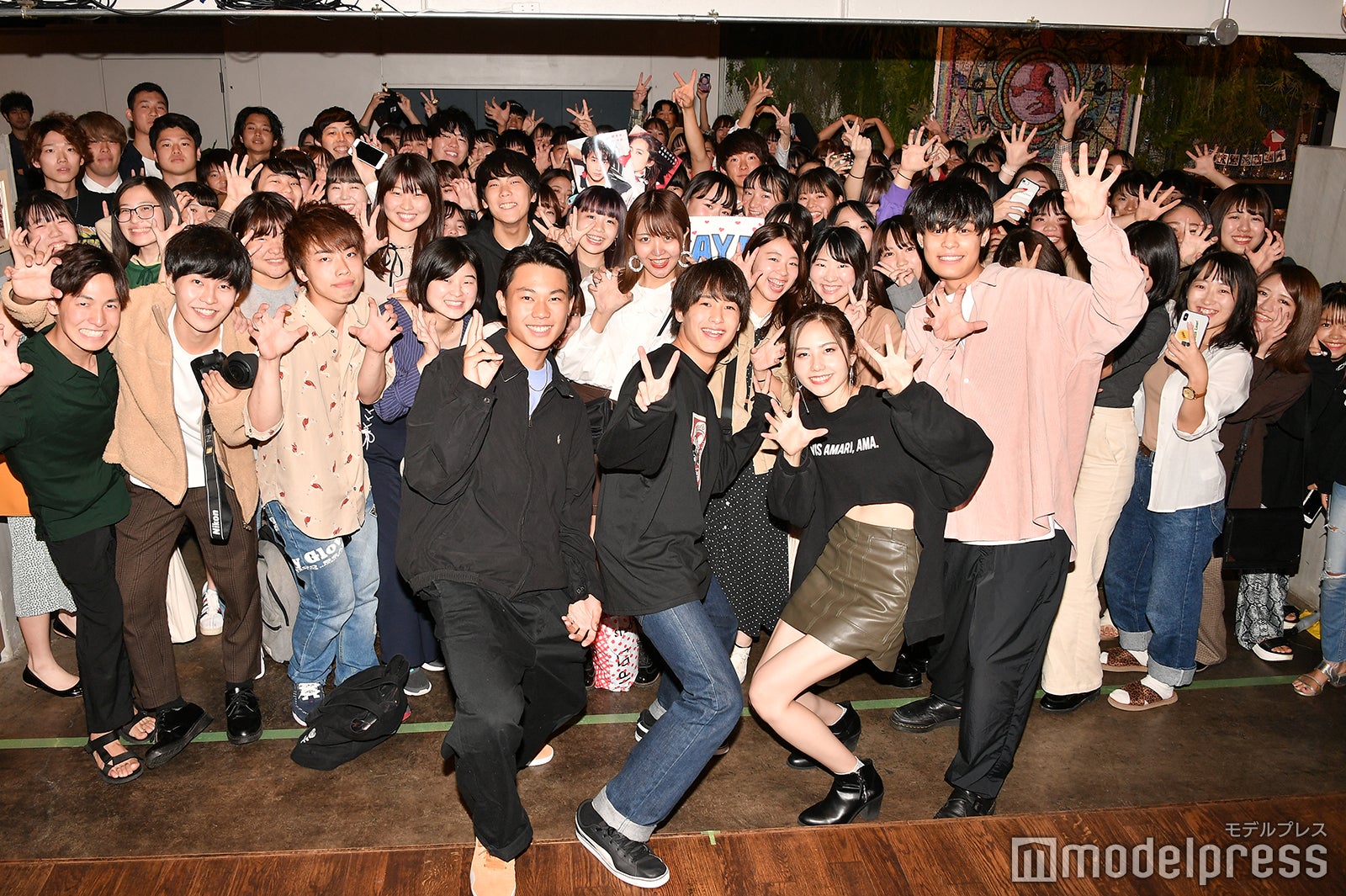 観客と記念撮影 （C）モデルプレス