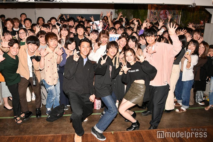 観客と記念撮影 (C)モデルプレス