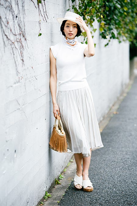 Andemiu/TOPS ¥5.900、PANTS ¥6.900、HAT ¥4.900、SCARF ¥2.900、SANDAL(gaimo×Andemiu) ¥14.800、BAG ¥5.500(C)TOPLOG