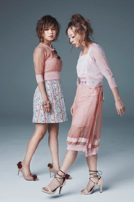 (右)カーディガン¥11,800、スカート¥15,800/ともにlilLilly(lilLilly TOKYO) キャミソール¥24,000/Lily(Le charme de fifi et fafa) ピアス¥3,800/too much ベルト¥1,900/BUBBLES(BUBBLES 原宿) サンダル¥7,900/ESPERANZA(ESPERANZAルミネエスト新宿店) (左)プルオーバー¥12,800/lilLilly サングラス¥3,500、ブレス¥3,500/ともにLILICIOUS(以上 lilLilly TOKYO) スカート¥74,000/Minjukim(Le charme de fifi et fafa) ピアス¥3,500/too much パンプス(8月発売予定)¥32,000/TSURU by Mariko Oikawa(C)TOPLOG