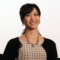 横山ルリカ、美脚キラリ…膝上ミニ丈ワンピースSHOTに反響続々「マジ美脚」「きゃー短い」