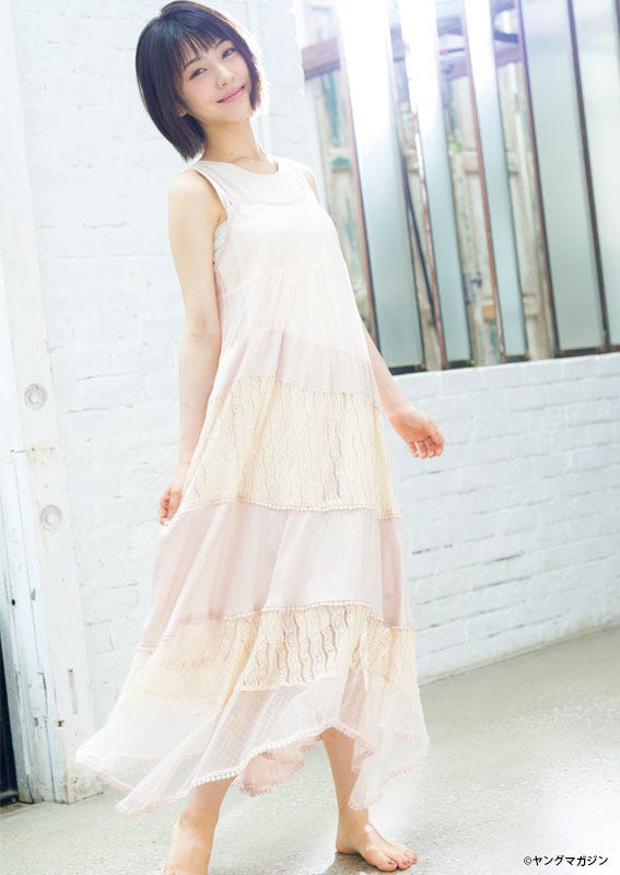 浜辺美波(C)Takeo Dec. /ヤングマガジン