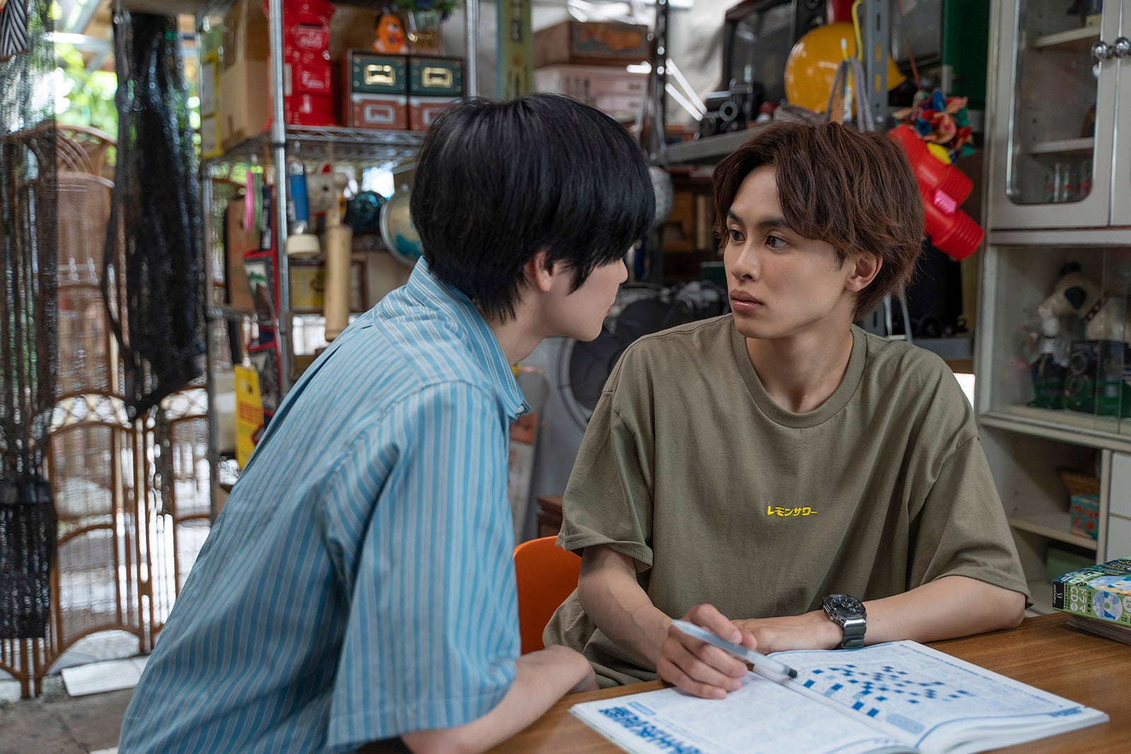 西垣匠、草川拓弥「みなと商事コインランドリー2」第9話より（C）缶爪さわ・椿ゆず／KADOKAWA／「みなと商事コインランドリー2」製作委員会