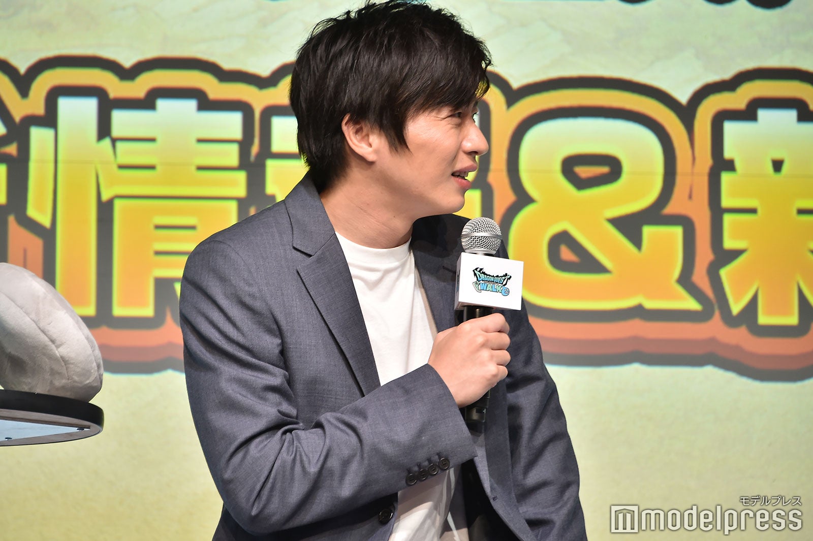 中村倫也の話に顔をしかめる田中圭（C）モデルプレス