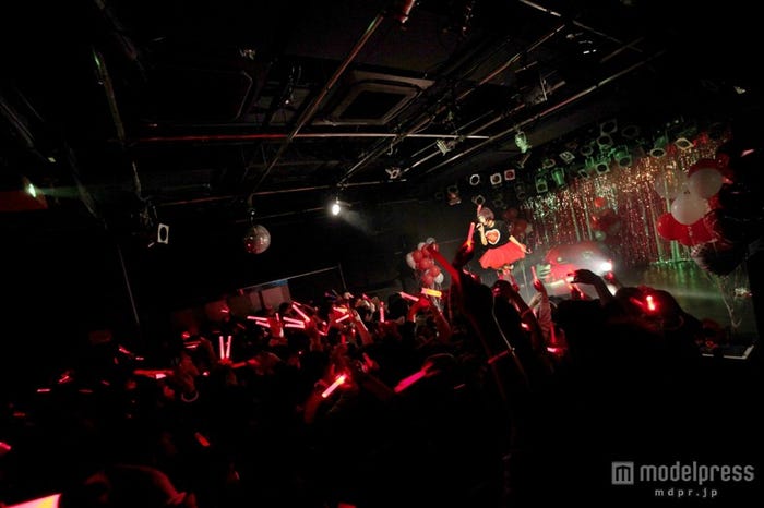 赤く染まったライブ会場