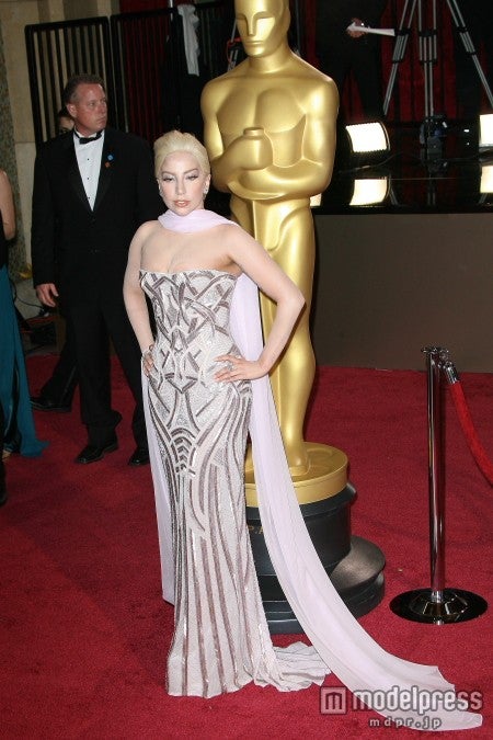 レディー・ガガ、アカデミー賞にメタリックドレスで登場