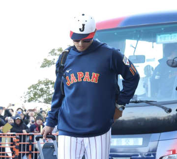 侍ジャパン ダルビッシュが背番号11のウェアで球場入り→グラウンドで受けた大歓声に一礼するシーン 佐藤輝明＆森下翔太に大歓声