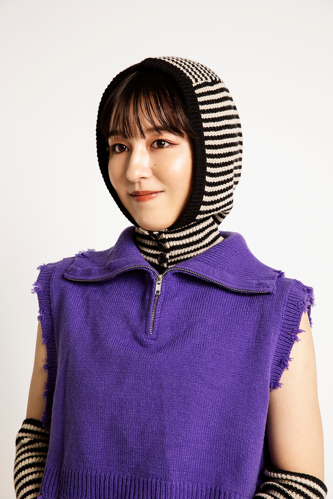 定番デニムはシルエットと小物でアップデート （提供写真）