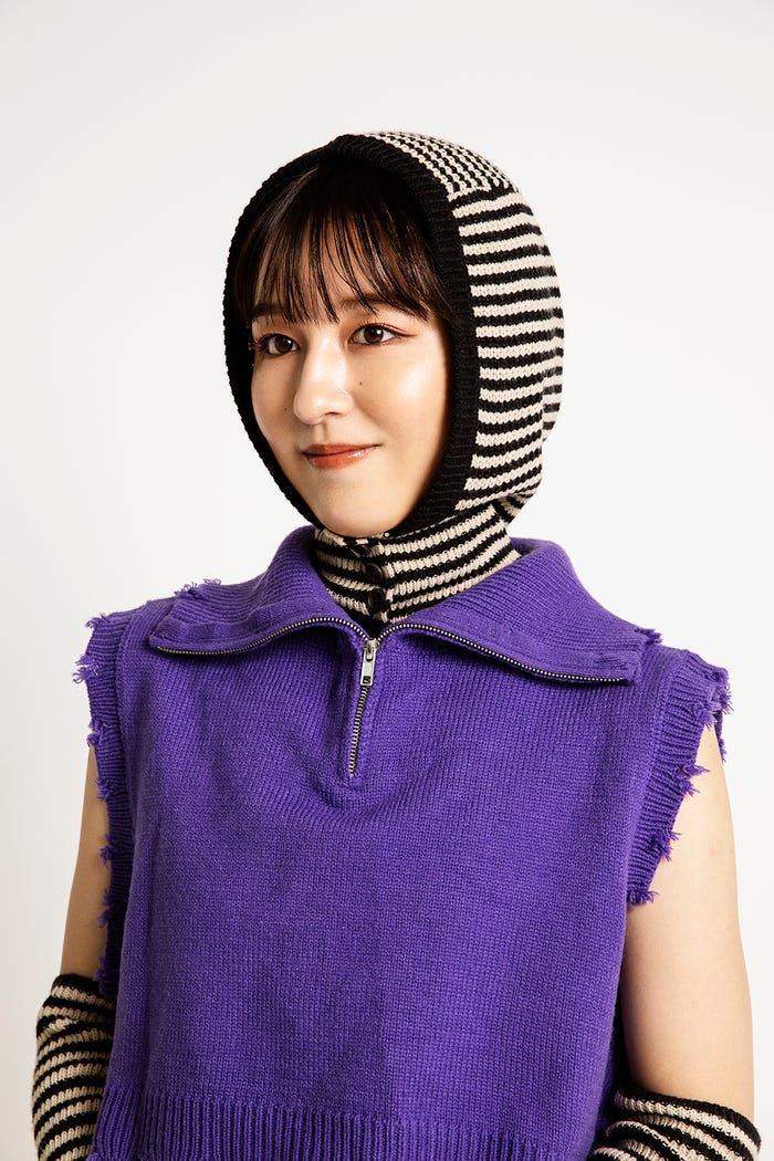 定番デニムはシルエットと小物でアップデート (提供写真)