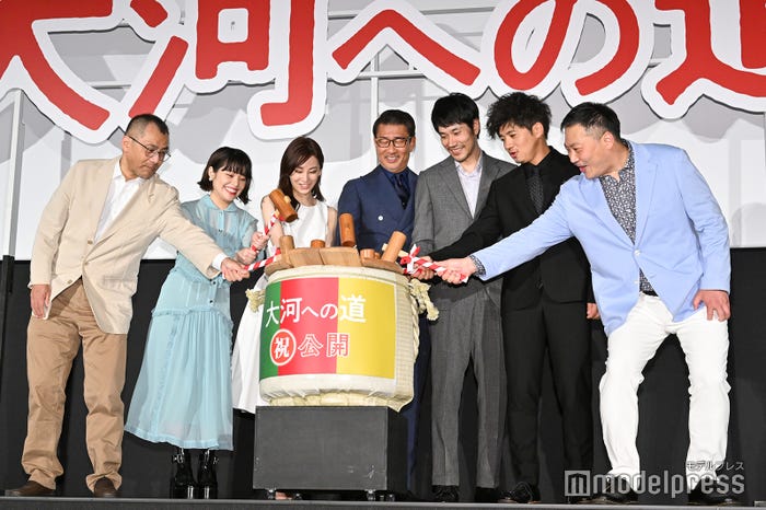 (左から)中西健二監督、岸井ゆきの、北川景子、中井貴一、松山ケンイチ、和田正人、田中美央(C)モデルプレス