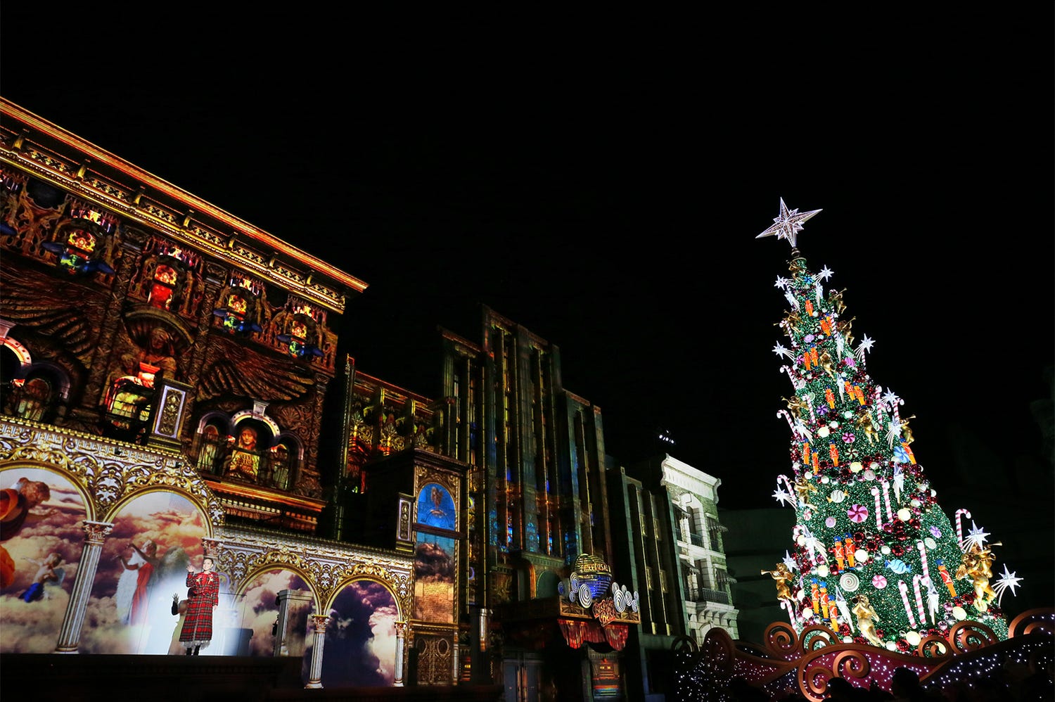 西野カナ、USJでサプライズライブ 圧倒的な輝きの新クリスマス・ツリーとシンクロ