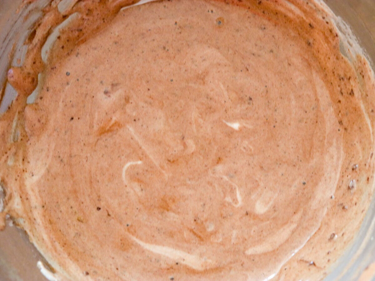 　卵黄生地のボウルにメレンゲの1／2量を加え、泡立て器で混ぜ合わせる。