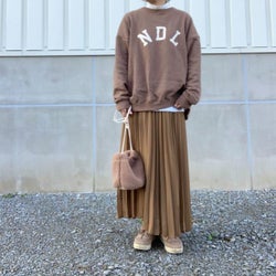 アラフォー世代におすすめしたい! プリーツロングスカートなら程よくフェミニンなコーデが作れる