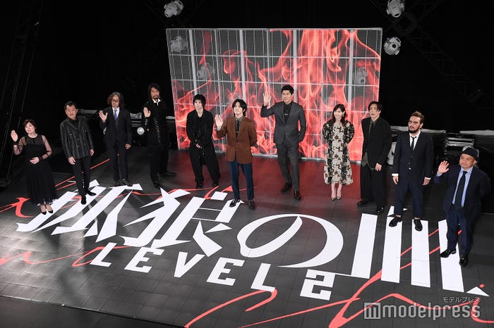 (左から)柚月裕子氏、吉田鋼太郎、滝藤賢一、斎藤工、村上虹郎、松坂桃李、鈴木亮平、西野七瀬、早乙女太一、中村獅童、白石和彌監督 (C)モデルプレス