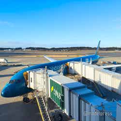 美しい“VNブルー”のベトナム航空の機体/撮影協力:成田国際空港株式会社(C)モデルプレス