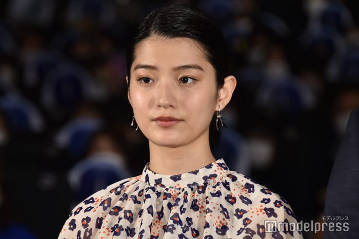 黒髪の蒔田彩珠(C)モデルプレス