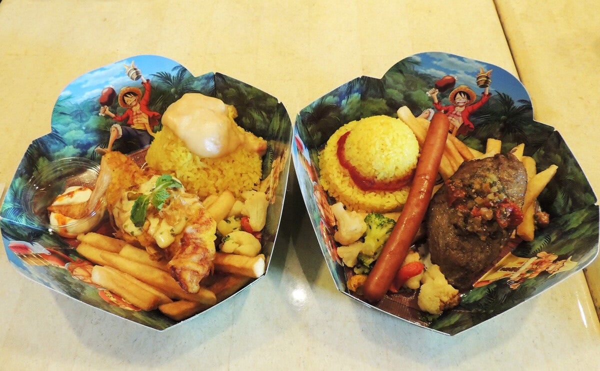 ウソップの伝説のフィッシュプレート 2100円（左）、ルフィの肉肉プレート 2200円（右）