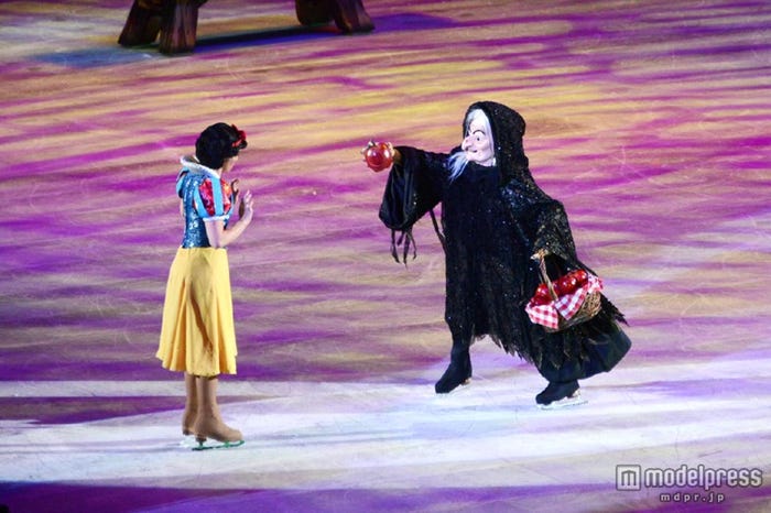 「ディズニー・オン・アイス」老婆と白雪姫