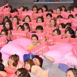 綾瀬はるか(中央)と120人の“リアル干物女”